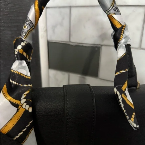 💰3 items for $12! Chic Black Satchel with Gold Lock (unbranded) - Picture 4 of 6